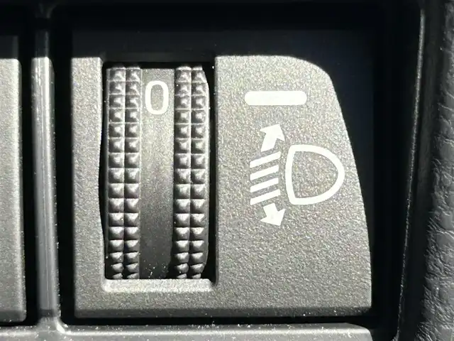 トヨタ プリウス U 熊本県 2024(令6)年 1.4万km アティチュードブラックマイカ 純正ディスプレイオーディオ/・AM/FM/BT/USB/Miracast/・フルセグTV/・バックカメラ/トヨタセーフティセンス/・レーンディパーチャーアラート/・プリクラッシュセーフティ/・パーキングサポートブレーキ/・クリアランスソナー/・ロードサインアシスト/革巻きステアリング/・ステアリングスイッチ/レーダークルーズコントロール/ETC2.0/ヘッドライトレべライザー/オートハイビーム/電動格納ミラー/・ウィンカーミラー/・オートリトラミラー/スマートキー/EVモード/ECOモード/POWERモード