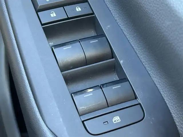 トヨタ プリウス U 熊本県 2024(令6)年 1.4万km アティチュードブラックマイカ 純正ディスプレイオーディオ/・AM/FM/BT/USB/Miracast/・フルセグTV/・バックカメラ/トヨタセーフティセンス/・レーンディパーチャーアラート/・プリクラッシュセーフティ/・パーキングサポートブレーキ/・クリアランスソナー/・ロードサインアシスト/革巻きステアリング/・ステアリングスイッチ/レーダークルーズコントロール/ETC2.0/ヘッドライトレべライザー/オートハイビーム/電動格納ミラー/・ウィンカーミラー/・オートリトラミラー/スマートキー/EVモード/ECOモード/POWERモード