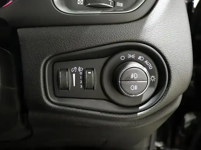 クライスラー・ジープ ジープ レネゲード リミテッド 静岡県 2019(平31)年 1.7万km ブラック 純正ナビ /フルセグTV /AppleCarPlay /バックカメラ /ACC LKA BSM /黒革シート /シートヒーター /ステアヒーター /前席パワーシート/LEDヘッドライト /コーナーセンサー /ETC /アイドリングストップ