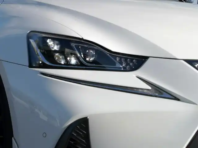 レクサス ＩＳ 300h Fスポーツ 茨城県 2020(令2)年 3.2万km ホワイトノーヴァガラスフレーク 純正ナビ/【AM・FM・DISC・SD・USB・BT・AUX・TV】/サンルーフ/パワーシート/シートメモリ/シートヒーター/エアシート/ステアリングヒーター/レーダークルコン/Bカメラ/ETC2.0/前後コーナーセンサー/パドルシフト/ステリモ/前後ドラレコ/オートライト/LEDライト/純正フロアマット/純正アルミホイール