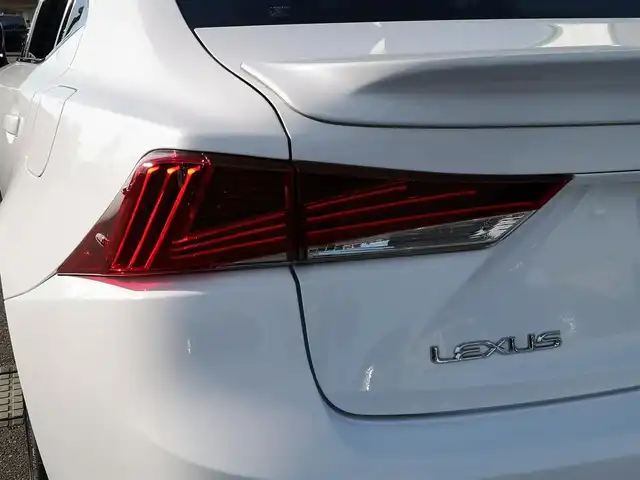 レクサス ＩＳ 300h Fスポーツ 茨城県 2020(令2)年 3.2万km ホワイトノーヴァガラスフレーク 純正ナビ/【AM・FM・DISC・SD・USB・BT・AUX・TV】/サンルーフ/パワーシート/シートメモリ/シートヒーター/エアシート/ステアリングヒーター/レーダークルコン/Bカメラ/ETC2.0/前後コーナーセンサー/パドルシフト/ステリモ/前後ドラレコ/オートライト/LEDライト/純正フロアマット/純正アルミホイール