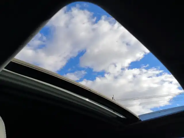 レクサス ＩＳ 300h Fスポーツ 茨城県 2020(令2)年 3.2万km ホワイトノーヴァガラスフレーク 純正ナビ/【AM・FM・DISC・SD・USB・BT・AUX・TV】/サンルーフ/パワーシート/シートメモリ/シートヒーター/エアシート/ステアリングヒーター/レーダークルコン/Bカメラ/ETC2.0/前後コーナーセンサー/パドルシフト/ステリモ/前後ドラレコ/オートライト/LEDライト/純正フロアマット/純正アルミホイール