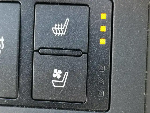 レクサス ＩＳ 300h Fスポーツ 茨城県 2020(令2)年 3.2万km ホワイトノーヴァガラスフレーク 純正ナビ/【AM・FM・DISC・SD・USB・BT・AUX・TV】/サンルーフ/パワーシート/シートメモリ/シートヒーター/エアシート/ステアリングヒーター/レーダークルコン/Bカメラ/ETC2.0/前後コーナーセンサー/パドルシフト/ステリモ/前後ドラレコ/オートライト/LEDライト/純正フロアマット/純正アルミホイール