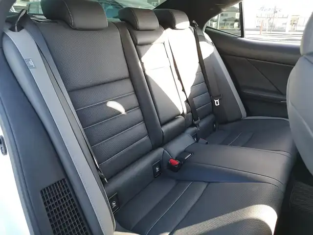 レクサス ＩＳ 300h Fスポーツ 茨城県 2020(令2)年 3.2万km ホワイトノーヴァガラスフレーク 純正ナビ/【AM・FM・DISC・SD・USB・BT・AUX・TV】/サンルーフ/パワーシート/シートメモリ/シートヒーター/エアシート/ステアリングヒーター/レーダークルコン/Bカメラ/ETC2.0/前後コーナーセンサー/パドルシフト/ステリモ/前後ドラレコ/オートライト/LEDライト/純正フロアマット/純正アルミホイール