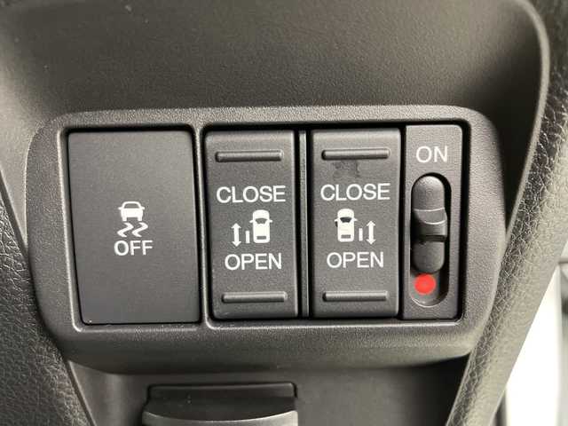 ホンダ フリード ハイブリット e:HEV AIR EX 茨城県 2025(令7)年 0.6万km プラチナホワイトパール 純正ディスプレイオーディオ　バックモニター　衝突軽減ブレーキ　両側電動スライドドア　シートヒーター　追従クルコン　ドライブレコーダー　ビルトインＥＴＣ　スマートキ―　ＬＥＤライト　オートライト　禁煙車