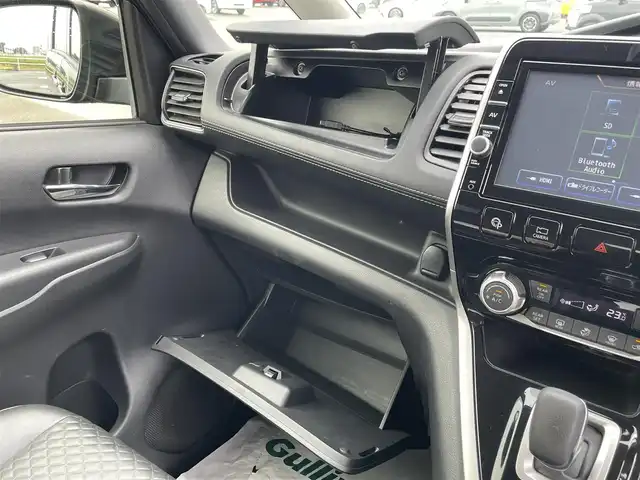 日産 セレナ e－パワー ハイウェイスター V 佐賀県 2018(平30)年 7.7万km ダイヤモンドブラック 純正9インチSDナビゲーション/・フルセグTV/CD/DVD/SD/Bluetooth/アラウンドビューモニター/前方ドライブレコーダー/ビルトインETC/インテリジェントルームミラー/後席エアコン/両側パワースライドドア/電子パーキングブレーキ/AUTO HOLD機能/合皮シート/D＋N席シートヒーター/後席用サイドサンシェード/ISOFIX対応/革巻きステアリング/ステアリングヒーター/ステアリングリモコン/純正15インチアルミホイール/純正LEDヘッドライト/純正フォグランプ/純正フロアマット/純正ドアバイザ―/新車保証書/取扱説明書/スペアキー１本/セーフティパックB/・インテリジェントクルーズコントロール/・エマージェンシーブレーキ/・レーンディパーチャーワーニング/・ブラインドスポットワーニング/・クリアランスソナー/・標識認識機能