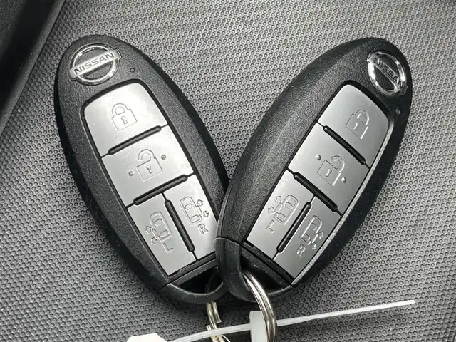日産 セレナ e－パワー ハイウェイスター V 佐賀県 2018(平30)年 7.7万km ダイヤモンドブラック 純正9インチSDナビゲーション/・フルセグTV/CD/DVD/SD/Bluetooth/アラウンドビューモニター/前方ドライブレコーダー/ビルトインETC/インテリジェントルームミラー/後席エアコン/両側パワースライドドア/電子パーキングブレーキ/AUTO HOLD機能/合皮シート/D＋N席シートヒーター/後席用サイドサンシェード/ISOFIX対応/革巻きステアリング/ステアリングヒーター/ステアリングリモコン/純正15インチアルミホイール/純正LEDヘッドライト/純正フォグランプ/純正フロアマット/純正ドアバイザ―/新車保証書/取扱説明書/スペアキー１本/セーフティパックB/・インテリジェントクルーズコントロール/・エマージェンシーブレーキ/・レーンディパーチャーワーニング/・ブラインドスポットワーニング/・クリアランスソナー/・標識認識機能