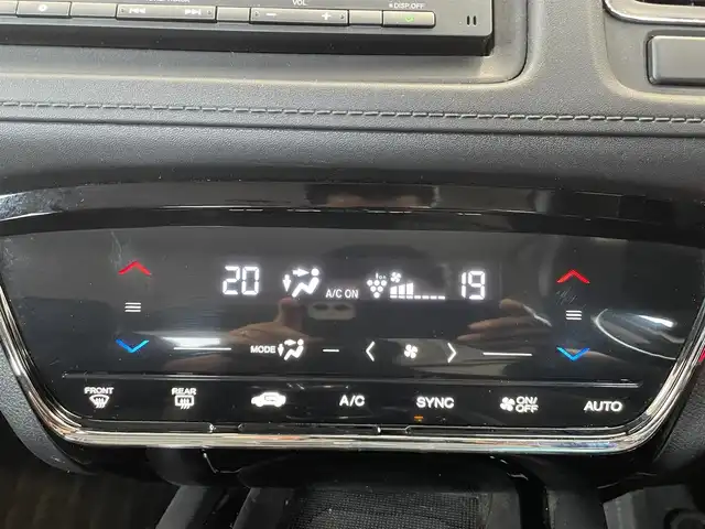 ホンダ ヴェゼル ハイブリッド ホンダセンシング 栃木県 2018(平30)年 1.6万km プラチナホワイトパール ワンオーナー /純正ナビ VXM-184Ci/【FM/AM/CD/BT】/ホンダセンシング /オートクルーズコントロール/レーンキープアシスト/横滑り防止装置/衝突被害軽減システム/パドルシフト/ETC/プッシュスタート/スマートキー/ブレーキホールド/自動パーキングブレーキ/ホンダECON/オートライト/フロアマット/サイドバイザー/ウィンカーミラー