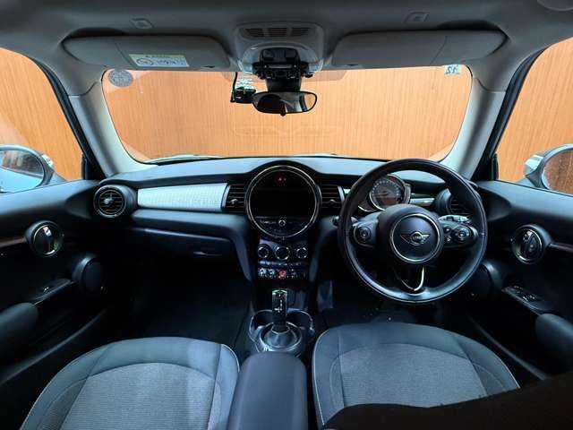 ＭＩＮＩ ミニ クーパー アイスブルーED 千葉県 2018(平30)年 3.9万km アイスブルー インテリジェントセーフティ　/純正ナビ　/バックカメラ　/ＰＤＣ　/パーキングアシスト　/ドライブレコーダー　/純正１５インチＡＷ　/ＬＥＤヘッドライト　/オートライト