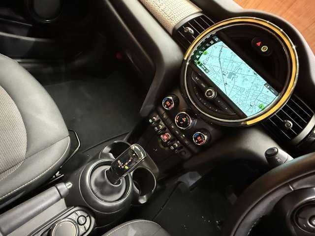 ＭＩＮＩ ミニ クーパー アイスブルーED 千葉県 2018(平30)年 3.9万km アイスブルー インテリジェントセーフティ　/純正ナビ　/バックカメラ　/ＰＤＣ　/パーキングアシスト　/ドライブレコーダー　/純正１５インチＡＷ　/ＬＥＤヘッドライト　/オートライト