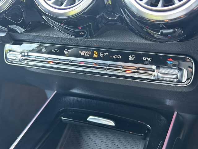 メルセデス・ベンツ Ｍ・ベンツ ＧＬＢ２００ｄ 4マチック AMGライン 福岡県 2021(令3)年 7.2万km ポーラホワイト レーダーセーフティパッケージ/アダプティブクルーズコントロール/純正ナビ/Applecarplay/androidauto/フルセグTV/全方位カメラ/パワーバックドア/ハーフレザーシート/前席シートヒーター/ワイヤレス充電　/LEDヘッドライト/オートハイビーム/前後ドライブレコーダー/純正19インチアルミホイール/ETC2.0/取扱説明書/スペアキー×1