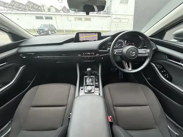 マツダ マツダ３セダン 15S ツーリング 道東・釧路十勝 2020(令2)年 3万km マシーングレープレミアムM ・ワンオーナー/・４WD/・寒冷地仕様/・純正SDナビ/・CD/DVD/BT/USB/HDMI/フルセグ/・バックカメラ/・ヘッドアップディスプレイ/・i-ACTIVSENSE/・アドバンスト・スマート・シティ・ブレーキ・サポート/・レーンキープアシスト/・レーダークルーズコントロール/・クリアランスソナー/・横滑り防止装置/・ブラインドスポットモニタリング/・ハイビーム・コントロール・システム/・アダプティブ・フロントライティング・システム/・LEDヘッドライト/・社外18インチAW/・純正フロアマット/・純正エンジンスターター/・プッシュスタート/・スマートキー/・取扱説明書/・保証書