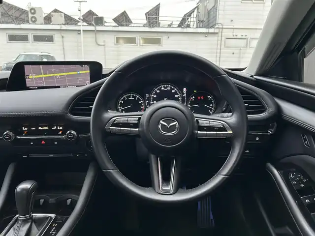 マツダ マツダ３セダン 15S ツーリング 道東・釧路十勝 2020(令2)年 3万km マシーングレープレミアムM ・ワンオーナー/・４WD/・寒冷地仕様/・純正SDナビ/・CD/DVD/BT/USB/HDMI/フルセグ/・バックカメラ/・ヘッドアップディスプレイ/・i-ACTIVSENSE/・アドバンスト・スマート・シティ・ブレーキ・サポート/・レーンキープアシスト/・レーダークルーズコントロール/・クリアランスソナー/・横滑り防止装置/・ブラインドスポットモニタリング/・ハイビーム・コントロール・システム/・アダプティブ・フロントライティング・システム/・LEDヘッドライト/・社外18インチAW/・純正フロアマット/・純正エンジンスターター/・プッシュスタート/・スマートキー/・取扱説明書/・保証書