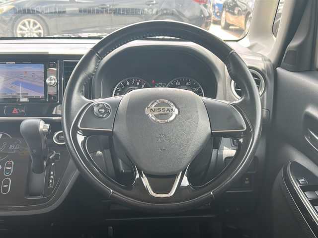 日産 デイズ ルークス ハイウェイスター Xターボ 沖縄県 2017(平29)年 6.4万km プレミアムパープルP 県外仕入/禁煙車　/純正ナビ　フルセグＴＶ　Bluetooth DVD再生可/バックカメラ 全方位カメラ　/片側パワースライドドア　/ＥＴＣ　/リアサーキュレーター　/リアロールサンシェード　/ステアリングスイッチ　/ウインカードアミラー　/ハーフレザーシート　/スマートキー