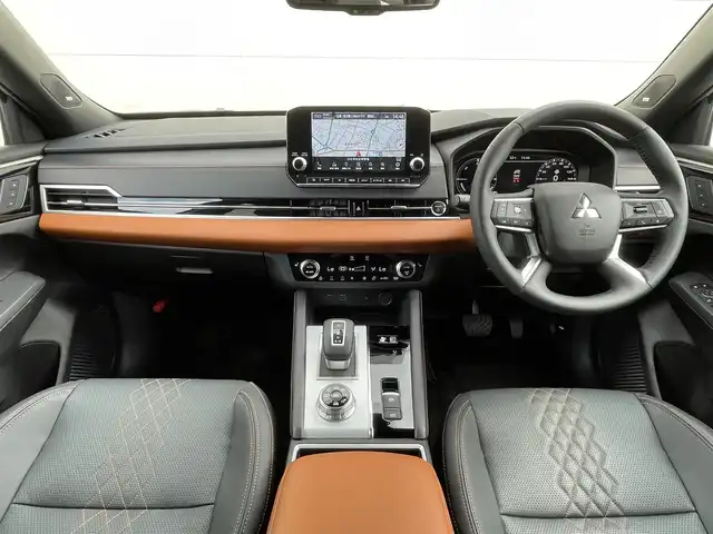 三菱 アウトランダー ＰＨＥＶ P 茨城県 2023(令5)年 0.3万km ホワイトダイヤモンド 純正メーカーナビ/保証書/ビルトインETC2.0/充電ケーブル/アラウンドビューモニター/サンルーフ/ＢＯＳＥプレミアムサウンド/１列目＆２列目シートヒーター/パワーバックドア/クリアランスソナー/プリクラッシュセーフティ/レーダークルーズコントロール/純正20インチAW/AC1500Wコンセント/メモリ機能付きパワーシート/ステアリングスイッチ/プッシュスタート/スマートキー/ランバーサポート調整スイッチ/電動パーキングブレーキ/オートホールド/ヘッドアップディスプレイ