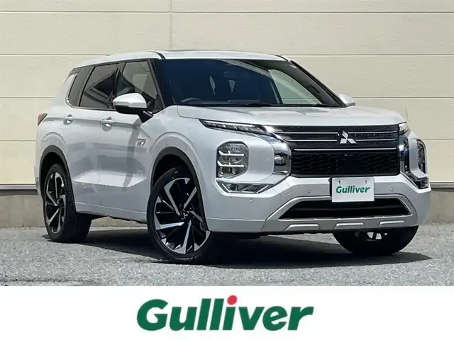 三菱 アウトランダー ＰＨＥＶ P 茨城県 2023(令5)年 0.3万km ホワイトダイヤモンド 純正メーカーナビ/保証書/ビルトインETC2.0/充電ケーブル/アラウンドビューモニター/サンルーフ/ＢＯＳＥプレミアムサウンド/１列目＆２列目シートヒーター/パワーバックドア/クリアランスソナー/プリクラッシュセーフティ/レーダークルーズコントロール/純正20インチAW/AC1500Wコンセント/メモリ機能付きパワーシート/ステアリングスイッチ/プッシュスタート/スマートキー/ランバーサポート調整スイッチ/電動パーキングブレーキ/オートホールド/ヘッドアップディスプレイ