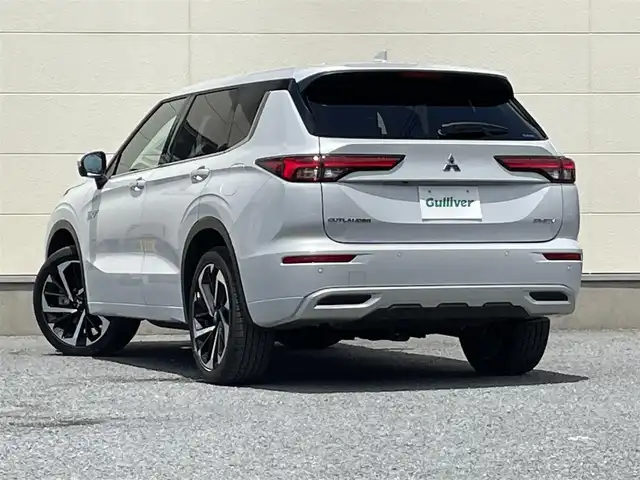 三菱 アウトランダー ＰＨＥＶ P 茨城県 2023(令5)年 0.3万km ホワイトダイヤモンド 純正メーカーナビ/保証書/ビルトインETC2.0/充電ケーブル/アラウンドビューモニター/サンルーフ/ＢＯＳＥプレミアムサウンド/１列目＆２列目シートヒーター/パワーバックドア/クリアランスソナー/プリクラッシュセーフティ/レーダークルーズコントロール/純正20インチAW/AC1500Wコンセント/メモリ機能付きパワーシート/ステアリングスイッチ/プッシュスタート/スマートキー/ランバーサポート調整スイッチ/電動パーキングブレーキ/オートホールド/ヘッドアップディスプレイ