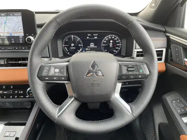 三菱 アウトランダー ＰＨＥＶ P 茨城県 2023(令5)年 0.3万km ホワイトダイヤモンド 純正メーカーナビ/保証書/ビルトインETC2.0/充電ケーブル/アラウンドビューモニター/サンルーフ/ＢＯＳＥプレミアムサウンド/１列目＆２列目シートヒーター/パワーバックドア/クリアランスソナー/プリクラッシュセーフティ/レーダークルーズコントロール/純正20インチAW/AC1500Wコンセント/メモリ機能付きパワーシート/ステアリングスイッチ/プッシュスタート/スマートキー/ランバーサポート調整スイッチ/電動パーキングブレーキ/オートホールド/ヘッドアップディスプレイ