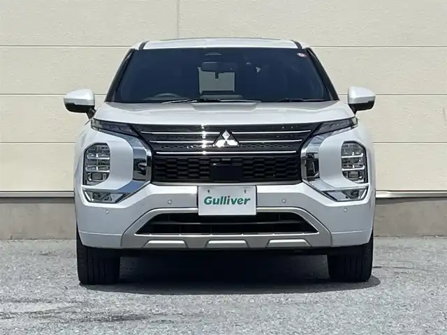 三菱 アウトランダー ＰＨＥＶ P 茨城県 2023(令5)年 0.3万km ホワイトダイヤモンド 純正メーカーナビ/保証書/ビルトインETC2.0/充電ケーブル/アラウンドビューモニター/サンルーフ/ＢＯＳＥプレミアムサウンド/１列目＆２列目シートヒーター/パワーバックドア/クリアランスソナー/プリクラッシュセーフティ/レーダークルーズコントロール/純正20インチAW/AC1500Wコンセント/メモリ機能付きパワーシート/ステアリングスイッチ/プッシュスタート/スマートキー/ランバーサポート調整スイッチ/電動パーキングブレーキ/オートホールド/ヘッドアップディスプレイ