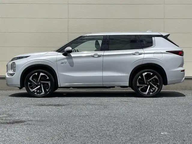 三菱 アウトランダー ＰＨＥＶ P 茨城県 2023(令5)年 0.3万km ホワイトダイヤモンド 純正メーカーナビ/保証書/ビルトインETC2.0/充電ケーブル/アラウンドビューモニター/サンルーフ/ＢＯＳＥプレミアムサウンド/１列目＆２列目シートヒーター/パワーバックドア/クリアランスソナー/プリクラッシュセーフティ/レーダークルーズコントロール/純正20インチAW/AC1500Wコンセント/メモリ機能付きパワーシート/ステアリングスイッチ/プッシュスタート/スマートキー/ランバーサポート調整スイッチ/電動パーキングブレーキ/オートホールド/ヘッドアップディスプレイ
