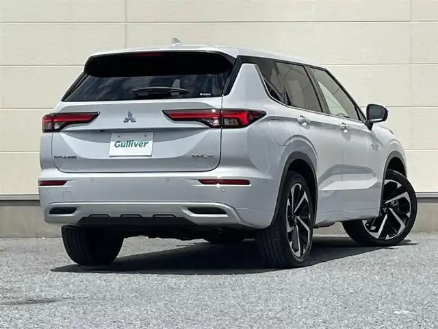 三菱 アウトランダー ＰＨＥＶ P 茨城県 2023(令5)年 0.3万km ホワイトダイヤモンド 純正メーカーナビ/保証書/ビルトインETC2.0/充電ケーブル/アラウンドビューモニター/サンルーフ/ＢＯＳＥプレミアムサウンド/１列目＆２列目シートヒーター/パワーバックドア/クリアランスソナー/プリクラッシュセーフティ/レーダークルーズコントロール/純正20インチAW/AC1500Wコンセント/メモリ機能付きパワーシート/ステアリングスイッチ/プッシュスタート/スマートキー/ランバーサポート調整スイッチ/電動パーキングブレーキ/オートホールド/ヘッドアップディスプレイ