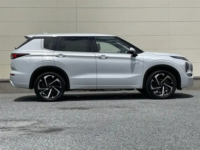 三菱 アウトランダー ＰＨＥＶ P 茨城県 2023(令5)年 0.3万km ホワイトダイヤモンド 純正メーカーナビ/保証書/ビルトインETC2.0/充電ケーブル/アラウンドビューモニター/サンルーフ/ＢＯＳＥプレミアムサウンド/１列目＆２列目シートヒーター/パワーバックドア/クリアランスソナー/プリクラッシュセーフティ/レーダークルーズコントロール/純正20インチAW/AC1500Wコンセント/メモリ機能付きパワーシート/ステアリングスイッチ/プッシュスタート/スマートキー/ランバーサポート調整スイッチ/電動パーキングブレーキ/オートホールド/ヘッドアップディスプレイ