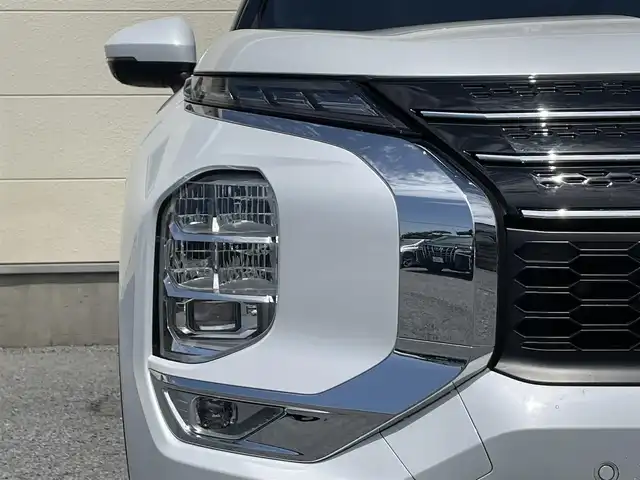 三菱 アウトランダー ＰＨＥＶ P 茨城県 2023(令5)年 0.3万km ホワイトダイヤモンド 純正メーカーナビ/保証書/ビルトインETC2.0/充電ケーブル/アラウンドビューモニター/サンルーフ/ＢＯＳＥプレミアムサウンド/１列目＆２列目シートヒーター/パワーバックドア/クリアランスソナー/プリクラッシュセーフティ/レーダークルーズコントロール/純正20インチAW/AC1500Wコンセント/メモリ機能付きパワーシート/ステアリングスイッチ/プッシュスタート/スマートキー/ランバーサポート調整スイッチ/電動パーキングブレーキ/オートホールド/ヘッドアップディスプレイ