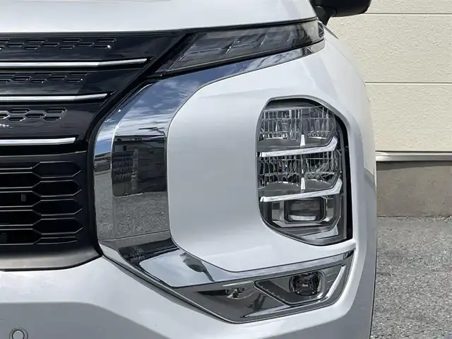 三菱 アウトランダー ＰＨＥＶ P 茨城県 2023(令5)年 0.3万km ホワイトダイヤモンド 純正メーカーナビ/保証書/ビルトインETC2.0/充電ケーブル/アラウンドビューモニター/サンルーフ/ＢＯＳＥプレミアムサウンド/１列目＆２列目シートヒーター/パワーバックドア/クリアランスソナー/プリクラッシュセーフティ/レーダークルーズコントロール/純正20インチAW/AC1500Wコンセント/メモリ機能付きパワーシート/ステアリングスイッチ/プッシュスタート/スマートキー/ランバーサポート調整スイッチ/電動パーキングブレーキ/オートホールド/ヘッドアップディスプレイ