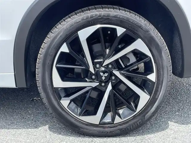 三菱 アウトランダー ＰＨＥＶ P 茨城県 2023(令5)年 0.3万km ホワイトダイヤモンド 純正メーカーナビ/保証書/ビルトインETC2.0/充電ケーブル/アラウンドビューモニター/サンルーフ/ＢＯＳＥプレミアムサウンド/１列目＆２列目シートヒーター/パワーバックドア/クリアランスソナー/プリクラッシュセーフティ/レーダークルーズコントロール/純正20インチAW/AC1500Wコンセント/メモリ機能付きパワーシート/ステアリングスイッチ/プッシュスタート/スマートキー/ランバーサポート調整スイッチ/電動パーキングブレーキ/オートホールド/ヘッドアップディスプレイ