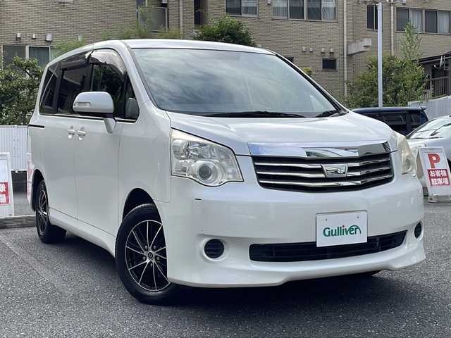 トヨタ ノア YY 埼玉県 2011(平23)年 6.7万km ホワイトパールクリスタルシャイン 走行距離66511km/純正メモリナビ（NSDD-W61）/AM/FM/CD/DVD/ワンセグ/バックカメラ/ビルトインETC/両側スライドドア/社外15インチアルミホイール/横滑り防止装置/ドアバイザー/純正フロアマット/電動格納ミラー/ウィンカーミラー/リモコンキー/保証書/取説/ナビ取説
