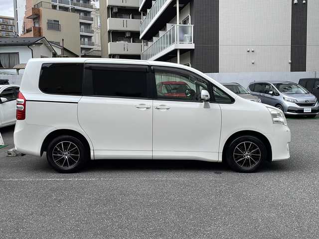 トヨタ ノア YY 埼玉県 2011(平23)年 6.7万km ホワイトパールクリスタルシャイン 走行距離66511km/純正メモリナビ（NSDD-W61）/AM/FM/CD/DVD/ワンセグ/バックカメラ/ビルトインETC/両側スライドドア/社外15インチアルミホイール/横滑り防止装置/ドアバイザー/純正フロアマット/電動格納ミラー/ウィンカーミラー/リモコンキー/保証書/取説/ナビ取説