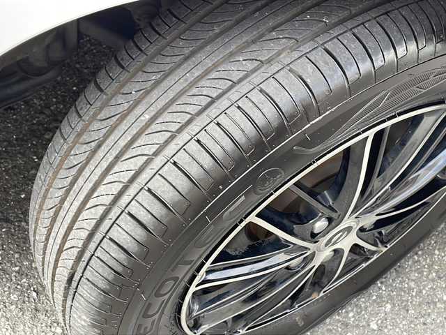 トヨタ ノア YY 埼玉県 2011(平23)年 6.7万km ホワイトパールクリスタルシャイン 走行距離66511km/純正メモリナビ（NSDD-W61）/AM/FM/CD/DVD/ワンセグ/バックカメラ/ビルトインETC/両側スライドドア/社外15インチアルミホイール/横滑り防止装置/ドアバイザー/純正フロアマット/電動格納ミラー/ウィンカーミラー/リモコンキー/保証書/取説/ナビ取説