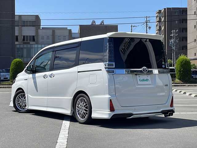 トヨタ ヴォクシー ハイブリッド ZS 煌Ⅱ 長野県 2020(令2)年 2.3万km ホワイトパールクリスタルシャイン トヨタセーフティーセンス/・プリクラッシュセーフティ/・レーンディパーチャーアラート/・オートマチックハイビーム/モデリスタエアロ（F・R）/車高調/純正10インチナビ【NSZN-Z68T】/（CD/DVD/BT/フルセグTV）/バックカメラ/ビルトインETC/両側パワースライドドア/クルーズコントロール/シートヒーター（D・N席）/ウッドコンビステアリング/ステアリングスイッチ/LEDヘッドライト/フォグランプ/オートライト/ドライブレコーダー/スマートキー/Pスタート/電動格納ミラー/純正１６インチAW