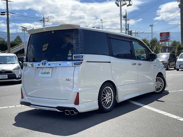 トヨタ ヴォクシー ハイブリッド ZS 煌Ⅱ 長野県 2020(令2)年 2.3万km ホワイトパールクリスタルシャイン トヨタセーフティーセンス/・プリクラッシュセーフティ/・レーンディパーチャーアラート/・オートマチックハイビーム/モデリスタエアロ（F・R）/車高調/純正10インチナビ【NSZN-Z68T】/（CD/DVD/BT/フルセグTV）/バックカメラ/ビルトインETC/両側パワースライドドア/クルーズコントロール/シートヒーター（D・N席）/ウッドコンビステアリング/ステアリングスイッチ/LEDヘッドライト/フォグランプ/オートライト/ドライブレコーダー/スマートキー/Pスタート/電動格納ミラー/純正１６インチAW