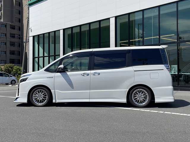 トヨタ ヴォクシー ハイブリッド ZS 煌Ⅱ 長野県 2020(令2)年 2.3万km ホワイトパールクリスタルシャイン トヨタセーフティーセンス/・プリクラッシュセーフティ/・レーンディパーチャーアラート/・オートマチックハイビーム/モデリスタエアロ（F・R）/車高調/純正10インチナビ【NSZN-Z68T】/（CD/DVD/BT/フルセグTV）/バックカメラ/ビルトインETC/両側パワースライドドア/クルーズコントロール/シートヒーター（D・N席）/ウッドコンビステアリング/ステアリングスイッチ/LEDヘッドライト/フォグランプ/オートライト/ドライブレコーダー/スマートキー/Pスタート/電動格納ミラー/純正１６インチAW