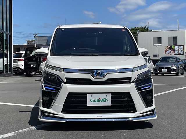 トヨタ ヴォクシー ハイブリッド ZS 煌Ⅱ 長野県 2020(令2)年 2.3万km ホワイトパールクリスタルシャイン トヨタセーフティーセンス/・プリクラッシュセーフティ/・レーンディパーチャーアラート/・オートマチックハイビーム/モデリスタエアロ（F・R）/車高調/純正10インチナビ【NSZN-Z68T】/（CD/DVD/BT/フルセグTV）/バックカメラ/ビルトインETC/両側パワースライドドア/クルーズコントロール/シートヒーター（D・N席）/ウッドコンビステアリング/ステアリングスイッチ/LEDヘッドライト/フォグランプ/オートライト/ドライブレコーダー/スマートキー/Pスタート/電動格納ミラー/純正１６インチAW