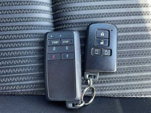 トヨタ ヴォクシー ハイブリッド ZS 煌Ⅱ 長野県 2020(令2)年 2.3万km ホワイトパールクリスタルシャイン トヨタセーフティーセンス/・プリクラッシュセーフティ/・レーンディパーチャーアラート/・オートマチックハイビーム/モデリスタエアロ（F・R）/車高調/純正10インチナビ【NSZN-Z68T】/（CD/DVD/BT/フルセグTV）/バックカメラ/ビルトインETC/両側パワースライドドア/クルーズコントロール/シートヒーター（D・N席）/ウッドコンビステアリング/ステアリングスイッチ/LEDヘッドライト/フォグランプ/オートライト/ドライブレコーダー/スマートキー/Pスタート/電動格納ミラー/純正１６インチAW