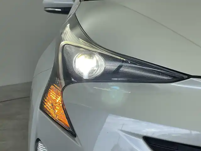 トヨタ プリウス Sセーフティプラス 群馬県 2018(平30)年 7.2万km ホワイトパールクリスタルシャイン 社外８型ナビ　Ｂモニター　セーフティーセンス　衝突軽減　レーンキープ　Ｐアシスト　ＡＨＢ　レーダークルーズ　前後コーナーセンサー　ＥＴＣ　ＬＥＤヘッド　ＬＥＤフォグ　プッシュスタート　スペアキー　禁煙