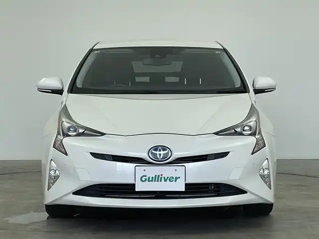 トヨタ プリウス Sセーフティプラス 群馬県 2018(平30)年 7.2万km ホワイトパールクリスタルシャイン 社外８型ナビ　Ｂモニター　セーフティーセンス　衝突軽減　レーンキープ　Ｐアシスト　ＡＨＢ　レーダークルーズ　前後コーナーセンサー　ＥＴＣ　ＬＥＤヘッド　ＬＥＤフォグ　プッシュスタート　スペアキー　禁煙