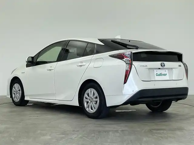 トヨタ プリウス Sセーフティプラス 群馬県 2018(平30)年 7.2万km ホワイトパールクリスタルシャイン 社外８型ナビ　Ｂモニター　セーフティーセンス　衝突軽減　レーンキープ　Ｐアシスト　ＡＨＢ　レーダークルーズ　前後コーナーセンサー　ＥＴＣ　ＬＥＤヘッド　ＬＥＤフォグ　プッシュスタート　スペアキー　禁煙
