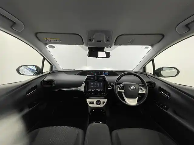 トヨタ プリウス Sセーフティプラス 群馬県 2018(平30)年 7.2万km ホワイトパールクリスタルシャイン 社外８型ナビ　Ｂモニター　セーフティーセンス　衝突軽減　レーンキープ　Ｐアシスト　ＡＨＢ　レーダークルーズ　前後コーナーセンサー　ＥＴＣ　ＬＥＤヘッド　ＬＥＤフォグ　プッシュスタート　スペアキー　禁煙
