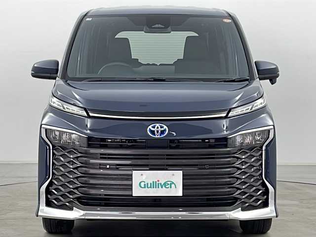トヨタ ヴォクシー ハイブリッド S－G 道央・札幌 2025(令7)年 0.1万km マッシブグレー ・４ＷＤ/・純正ナビ＆ＴＶ＆ＢＴ＆ＤＶＤ＆ＣＤ/・バックカメラ/・レーダークルーズコントロール/・衝突被害軽減ブレーキ/・レーンキープアシスト/・両側電動スライドドア/・ＥＴＣ/・ステアリングスィッチ/・ＨＤＭＩ/・コーナーセンサー/・ＬＥＤヘッドライト