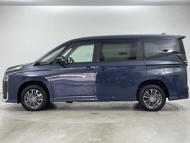 トヨタ ヴォクシー ハイブリッド S－G 道央・札幌 2025(令7)年 0.1万km マッシブグレー ・４ＷＤ/・純正ナビ＆ＴＶ＆ＢＴ＆ＤＶＤ＆ＣＤ/・バックカメラ/・レーダークルーズコントロール/・衝突被害軽減ブレーキ/・レーンキープアシスト/・両側電動スライドドア/・ＥＴＣ/・ステアリングスィッチ/・ＨＤＭＩ/・コーナーセンサー/・ＬＥＤヘッドライト