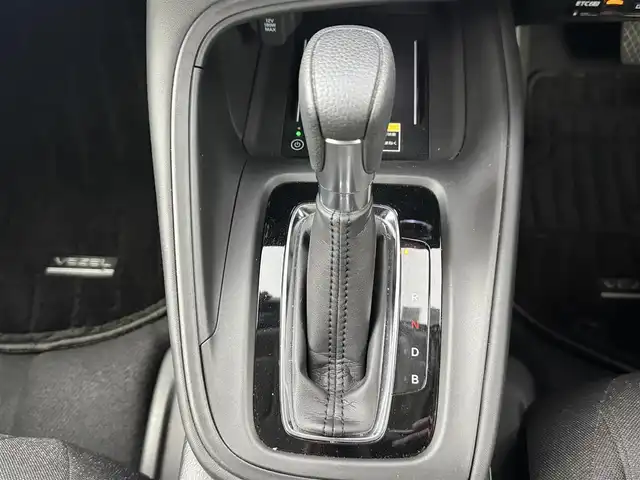 ホンダ ヴェゼル ハイブリッド e:HEV X 愛知県 2022(令4)年 3.4万km プラチナホワイトパール ホンダセンシング/純正ディスプレイナビ/フルセグTV/Bluetooth/AppleCarPlay/AndroidAuto/Qi充電/アダプティブクルーズコントロール/ステアリングリモコン/パドルシフト/ダウンヒルアシストコントロール/ETC2.0/オートライト/フォグランプ/全方位ドライブレコーダー/バックカメラ/モデューロフルエアロ