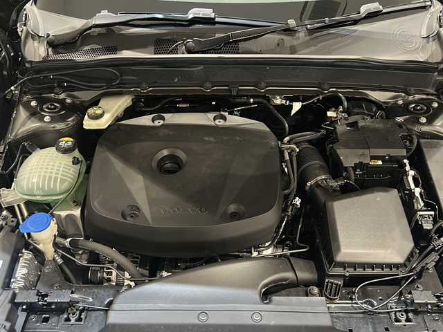 ボルボ ＸＣ４０ T4 AWD インスクリプション 新潟県 2019(平31)年 2.8万km グレー パノラッミックスライディングルーフ/Inscription 標準装備/・Inscription専用色パイングレーメタリック/・本革シートオキサイドレッド/・ドリフト・ウッド・パネル/・19インチ 5ダブルスポークダイヤモンドカットAW/・Inscription 専用フロントグリル/・Orreforsクリスタルノブ/・harman/kardonプレミアムサウンド/標準装備/・アダプティブ・クルーズ・コントロール/・パイロット・アシスト（車線維持支援機能）/・LKA（レーン・キーピング・エイド/・LEDヘッドライト（アクティブベンディング機能付）/・オートブレーキ機能付CTA（クロス・トラフィック・アラート/・オンカミング・レーン・ミティゲーション/・ブラインドスポット・インフォメーション・システム/・LCMA（レーン・チェンジ・マージ・エイド）/・360°ビューカメラ/・パーク・アシスト・パイロット/・Bluetooth/・TV/・ドライブレコーダー