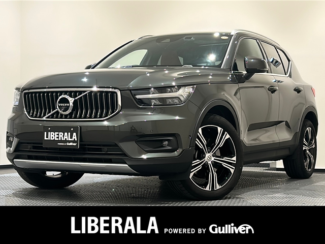 ボルボ ＸＣ４０ T4 AWD インスクリプション 新潟県 2019(平31)年 2.8万km グレー パノラッミックスライディングルーフ/Inscription 標準装備/・Inscription専用色パイングレーメタリック/・本革シートオキサイドレッド/・ドリフト・ウッド・パネル/・19インチ 5ダブルスポークダイヤモンドカットAW/・Inscription 専用フロントグリル/・Orreforsクリスタルノブ/・harman/kardonプレミアムサウンド/標準装備/・アダプティブ・クルーズ・コントロール/・パイロット・アシスト（車線維持支援機能）/・LKA（レーン・キーピング・エイド/・LEDヘッドライト（アクティブベンディング機能付）/・オートブレーキ機能付CTA（クロス・トラフィック・アラート/・オンカミング・レーン・ミティゲーション/・ブラインドスポット・インフォメーション・システム/・LCMA（レーン・チェンジ・マージ・エイド）/・360°ビューカメラ/・パーク・アシスト・パイロット/・Bluetooth/・TV/・ドライブレコーダー
