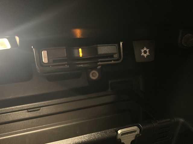 ボルボ ＸＣ４０ T4 AWD インスクリプション 新潟県 2019(平31)年 2.8万km グレー パノラッミックスライディングルーフ/Inscription 標準装備/・Inscription専用色パイングレーメタリック/・本革シートオキサイドレッド/・ドリフト・ウッド・パネル/・19インチ 5ダブルスポークダイヤモンドカットAW/・Inscription 専用フロントグリル/・Orreforsクリスタルノブ/・harman/kardonプレミアムサウンド/標準装備/・アダプティブ・クルーズ・コントロール/・パイロット・アシスト（車線維持支援機能）/・LKA（レーン・キーピング・エイド/・LEDヘッドライト（アクティブベンディング機能付）/・オートブレーキ機能付CTA（クロス・トラフィック・アラート/・オンカミング・レーン・ミティゲーション/・ブラインドスポット・インフォメーション・システム/・LCMA（レーン・チェンジ・マージ・エイド）/・360°ビューカメラ/・パーク・アシスト・パイロット/・Bluetooth/・TV/・ドライブレコーダー