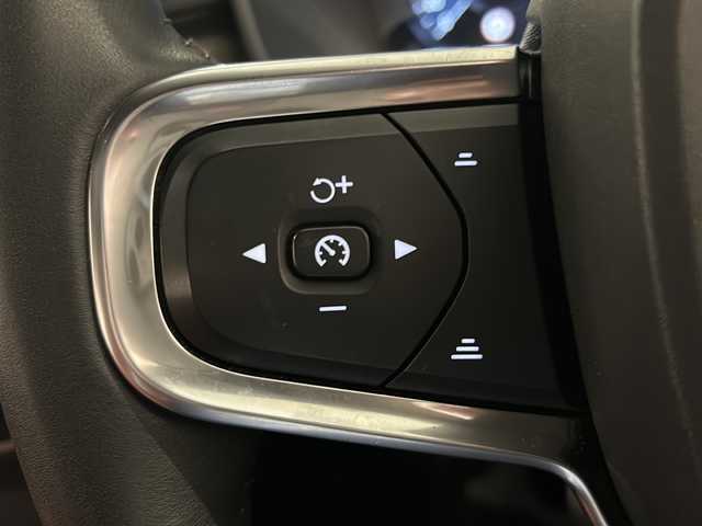 ボルボ ＸＣ４０ T4 AWD インスクリプション 新潟県 2019(平31)年 2.8万km グレー パノラッミックスライディングルーフ/Inscription 標準装備/・Inscription専用色パイングレーメタリック/・本革シートオキサイドレッド/・ドリフト・ウッド・パネル/・19インチ 5ダブルスポークダイヤモンドカットAW/・Inscription 専用フロントグリル/・Orreforsクリスタルノブ/・harman/kardonプレミアムサウンド/標準装備/・アダプティブ・クルーズ・コントロール/・パイロット・アシスト（車線維持支援機能）/・LKA（レーン・キーピング・エイド/・LEDヘッドライト（アクティブベンディング機能付）/・オートブレーキ機能付CTA（クロス・トラフィック・アラート/・オンカミング・レーン・ミティゲーション/・ブラインドスポット・インフォメーション・システム/・LCMA（レーン・チェンジ・マージ・エイド）/・360°ビューカメラ/・パーク・アシスト・パイロット/・Bluetooth/・TV/・ドライブレコーダー