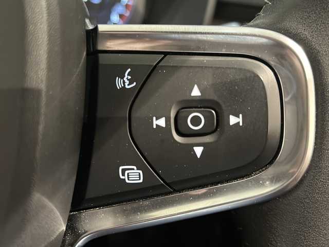 ボルボ ＸＣ４０ T4 AWD インスクリプション 新潟県 2019(平31)年 2.8万km グレー パノラッミックスライディングルーフ/Inscription 標準装備/・Inscription専用色パイングレーメタリック/・本革シートオキサイドレッド/・ドリフト・ウッド・パネル/・19インチ 5ダブルスポークダイヤモンドカットAW/・Inscription 専用フロントグリル/・Orreforsクリスタルノブ/・harman/kardonプレミアムサウンド/標準装備/・アダプティブ・クルーズ・コントロール/・パイロット・アシスト（車線維持支援機能）/・LKA（レーン・キーピング・エイド/・LEDヘッドライト（アクティブベンディング機能付）/・オートブレーキ機能付CTA（クロス・トラフィック・アラート/・オンカミング・レーン・ミティゲーション/・ブラインドスポット・インフォメーション・システム/・LCMA（レーン・チェンジ・マージ・エイド）/・360°ビューカメラ/・パーク・アシスト・パイロット/・Bluetooth/・TV/・ドライブレコーダー