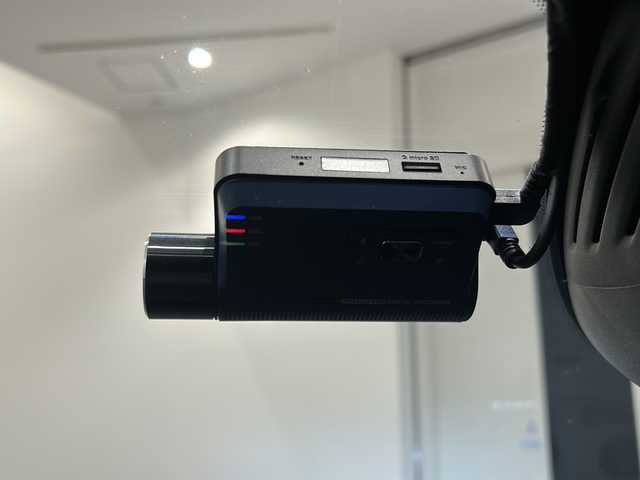 ボルボ ＸＣ４０ T4 AWD インスクリプション 新潟県 2019(平31)年 2.8万km グレー パノラッミックスライディングルーフ/Inscription 標準装備/・Inscription専用色パイングレーメタリック/・本革シートオキサイドレッド/・ドリフト・ウッド・パネル/・19インチ 5ダブルスポークダイヤモンドカットAW/・Inscription 専用フロントグリル/・Orreforsクリスタルノブ/・harman/kardonプレミアムサウンド/標準装備/・アダプティブ・クルーズ・コントロール/・パイロット・アシスト（車線維持支援機能）/・LKA（レーン・キーピング・エイド/・LEDヘッドライト（アクティブベンディング機能付）/・オートブレーキ機能付CTA（クロス・トラフィック・アラート/・オンカミング・レーン・ミティゲーション/・ブラインドスポット・インフォメーション・システム/・LCMA（レーン・チェンジ・マージ・エイド）/・360°ビューカメラ/・パーク・アシスト・パイロット/・Bluetooth/・TV/・ドライブレコーダー